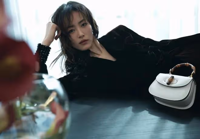 劉雯新造型亮相GUCCI太美了!梳背頭走紅毯A炸,換劉海超模臉封神