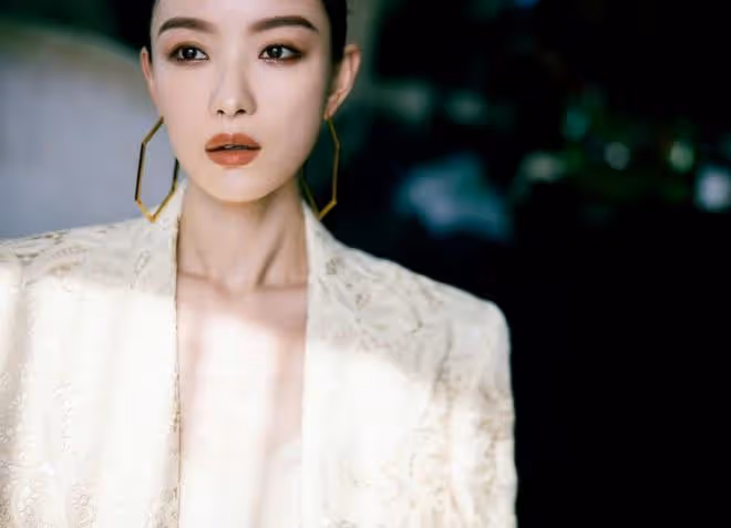 倪妮亮相GUCCI活動太牛了！穿蕾絲西裝美到大家，舒淇劉雯都輸了