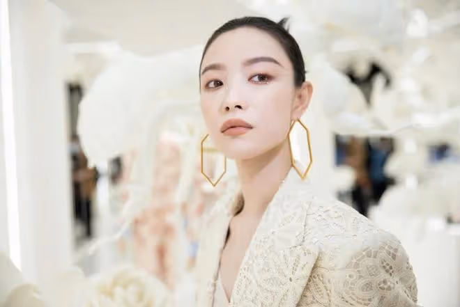 倪妮亮相GUCCI活動太牛了！穿蕾絲西裝美到大家，舒淇劉雯都輸了