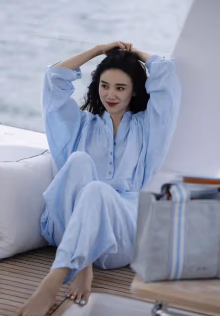 宋佳新照徹底美到開掛!穿一身藍出海拍照,比在時裝周上還驚艷