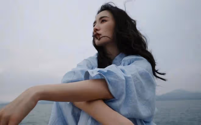 宋佳新照徹底美到開掛！穿一身藍出海拍照，比在時裝周上還驚艷