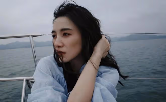 宋佳新照徹底美到開掛！穿一身藍出海拍照，比在時裝周上還驚艷