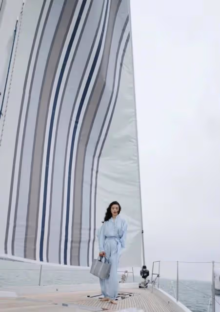 宋佳新照徹底美到開掛！穿一身藍出海拍照，比在時裝周上還驚艷
