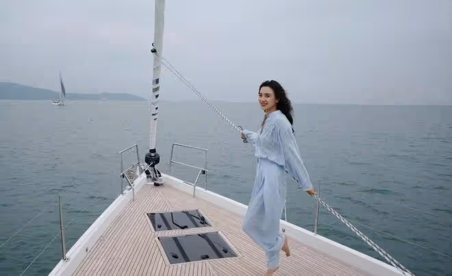 宋佳新照徹底美到開掛！穿一身藍出海拍照，比在時裝周上還驚艷