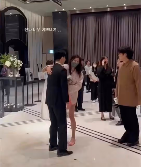 全智賢參加美容代表婚禮好驚艷!穿得比其他明星都美,露長腿真絕