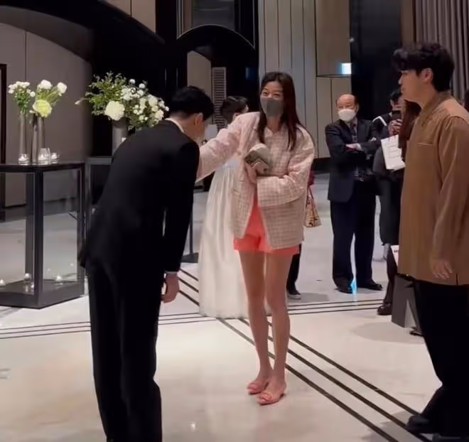 全智賢參加美容代表婚禮好驚艷!穿得比其他明星都美,露長腿真絕