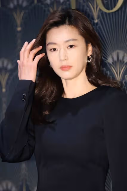 全智賢參加美容代表婚禮好驚艷!穿得比其他明星都美,露長腿真絕