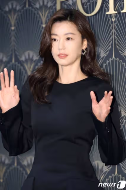 全智賢參加美容代表婚禮好驚艷!穿得比其他明星都美,露長腿真絕