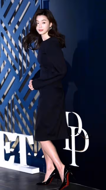 全智賢參加美容代表婚禮好驚艷!穿得比其他明星都美,露長腿真絕