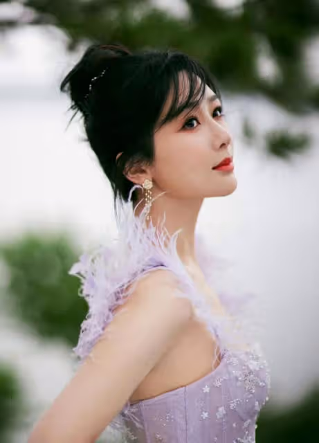 楊紫今晚走「藍毯」驚艷到大家!生圖都美到封神,穿禮服閃耀全場