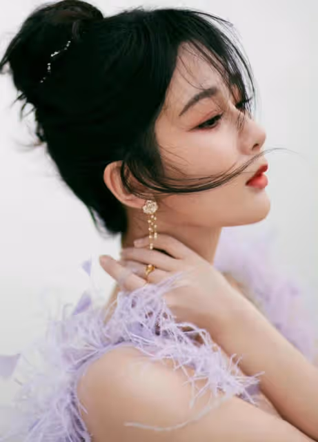 楊紫今晚走「藍毯」驚艷到大家!生圖都美到封神,穿禮服閃耀全場