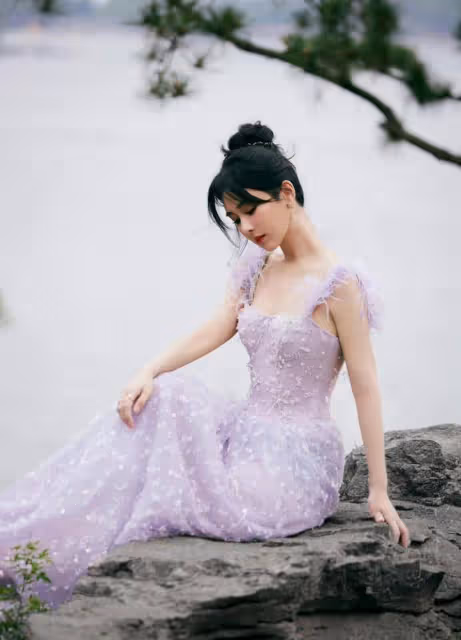 楊紫今晚走「藍毯」驚艷到大家!生圖都美到封神,穿禮服閃耀全場