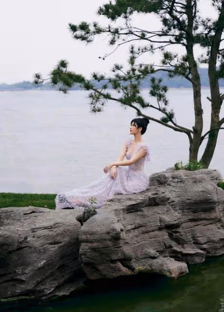 楊紫今晚走「藍毯」驚艷到大家!生圖都美到封神,穿禮服閃耀全場