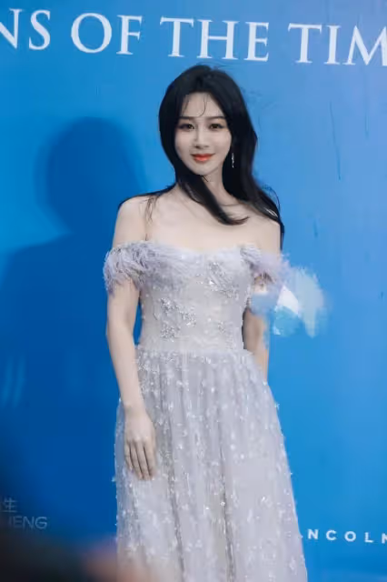 楊紫今晚走「藍毯」驚艷到大家!生圖都美到封神,穿禮服閃耀全場