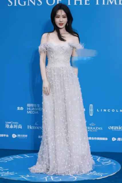 楊紫今晚走「藍毯」驚艷到大家!生圖都美到封神,穿禮服閃耀全場