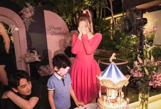 陳妍希40歲生日陳曉兒子甜蜜陪伴!她穿粉色好嫩啊,兒子大出風頭