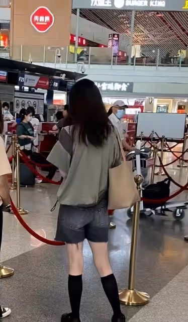 蔣欣近照曝光也太瘦了吧!穿短褲腿又細又長,背影嫩回大學生真美