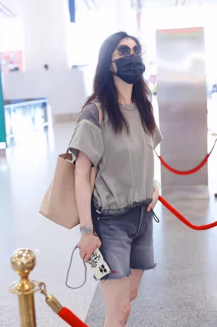蔣欣近照曝光也太瘦了吧!穿短褲腿又細又長,背影嫩回大學生真美