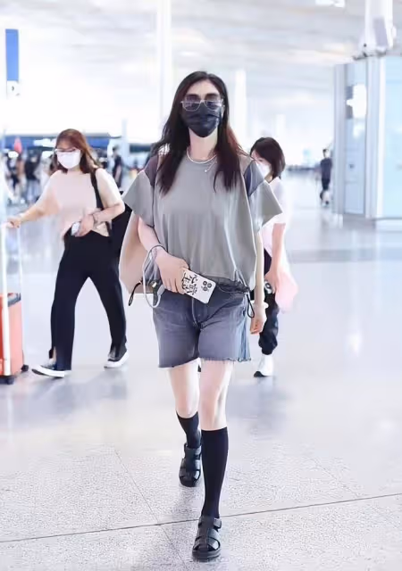 蔣欣近照曝光也太瘦了吧！穿短褲腿又細又長，背影嫩回大學生真美