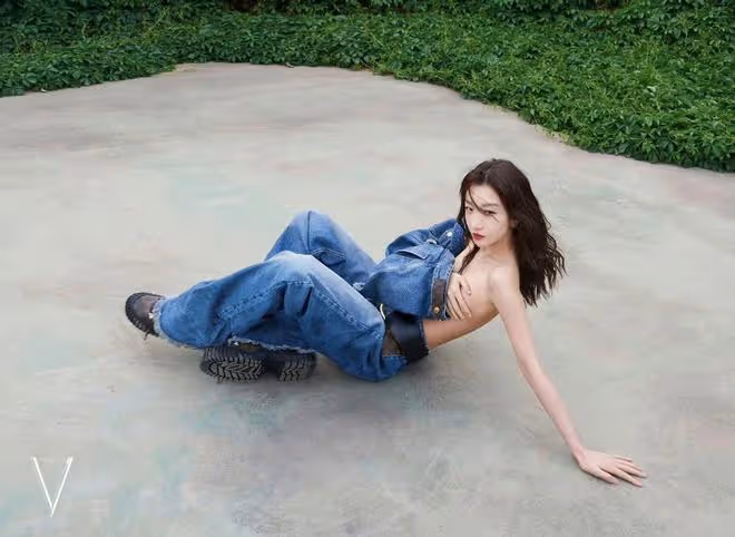 周冬雨新亮相好性感啊！穿LV秀身材也太美了吧，把大家都驚艷到