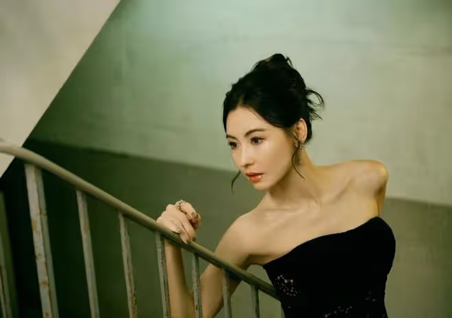 張柏芝靠臉又火了！這次美到了巴黎，穿性感禮服出席活動又美又嫩