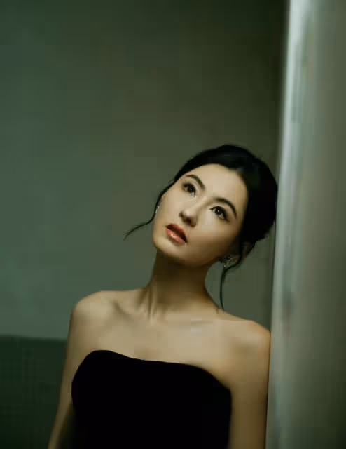 張柏芝靠臉又火了！這次美到了巴黎，穿性感禮服出席活動又美又嫩