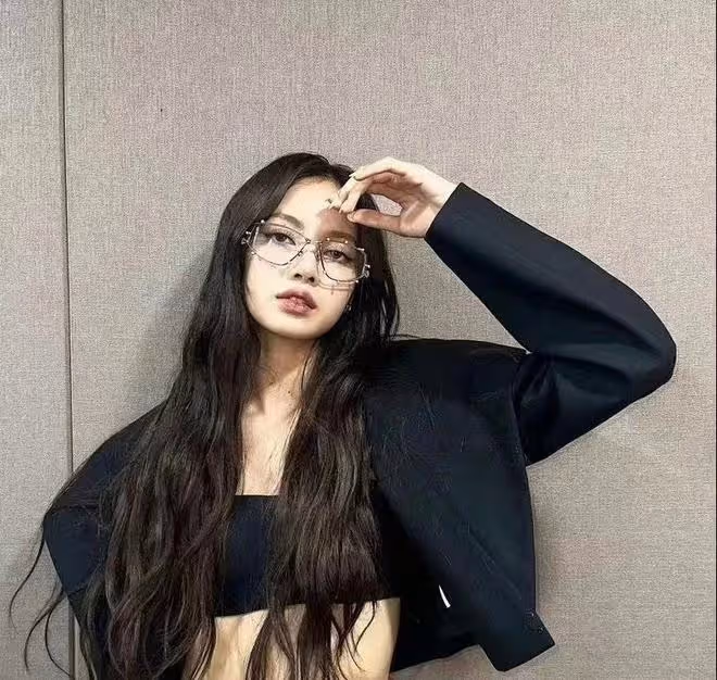 Lisa高調亮相瘋馬秀!在內場凹性感造型超美,馬上就要跳熱舞了