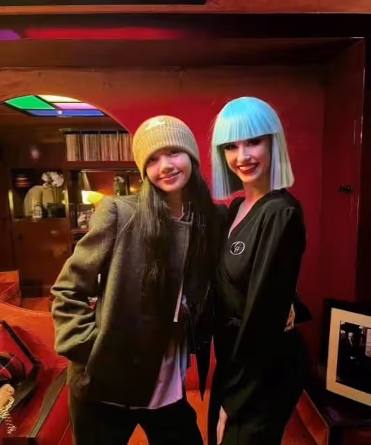 Lisa高調亮相瘋馬秀!在內場凹性感造型超美,馬上就要跳熱舞了