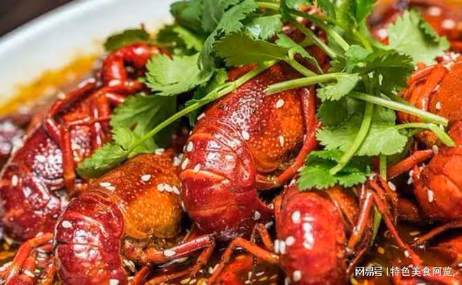 5月夜宵試試這道菜,麻辣龍蝦太解饞,鮮辣又嫩香,味道嘎嘎棒