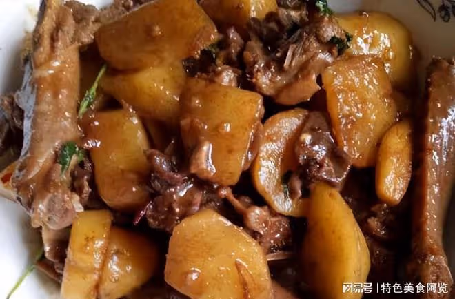 買1斤鴨腿,教你做醬燜風味的家常菜,搭配山藥燜一燜,嘎嘎好吃