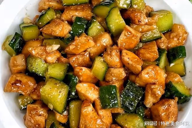 雞肉絕絕子的下飯做法,搭配黃瓜炒一炒,嫩鮮又營養,風味嘎嘎棒