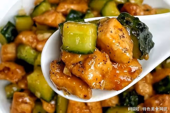 雞肉絕絕子的下飯做法,搭配黃瓜炒一炒,嫩鮮又營養,風味嘎嘎棒