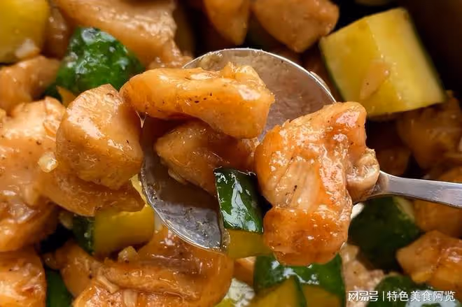 雞肉絕絕子的下飯做法,搭配黃瓜炒一炒,嫩鮮又營養,風味嘎嘎棒