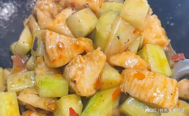 雞肉絕絕子的下飯做法,搭配黃瓜炒一炒,嫩鮮又營養,風味嘎嘎棒