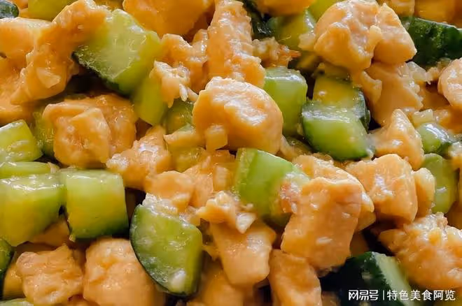 雞肉絕絕子的下飯做法,搭配黃瓜炒一炒,嫩鮮又營養,風味嘎嘎棒