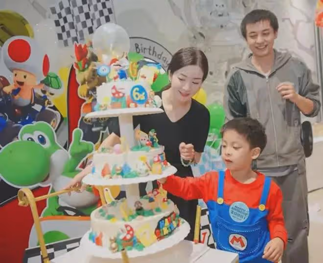 李晟夫婦為兒子慶生，6歲濃眉大眼帥氣像爸爸，李佳航看妻兒寵溺
