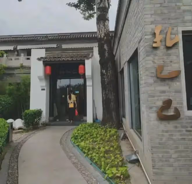 高亞麟帶火北京孔乙己飯店，一頓飯花4279追到徐梓鈞，坐的包廂！