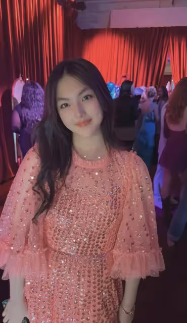 李湘又曬女兒英國派對照，王詩齡美到驚人，穿近7000元裙子引熱議