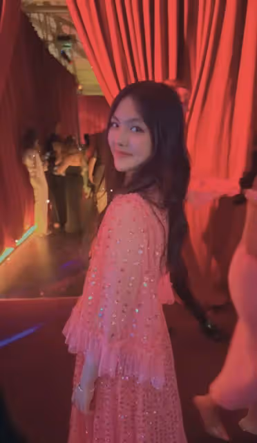 李湘又曬女兒英國派對照，王詩齡美到驚人，穿近7000元裙子引熱議