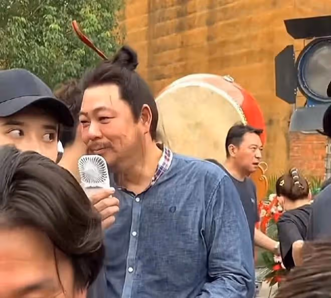 高亞麟塌方後首現身橫店：高調牽手小三徐梓鈞拍戲，絲毫不受影響