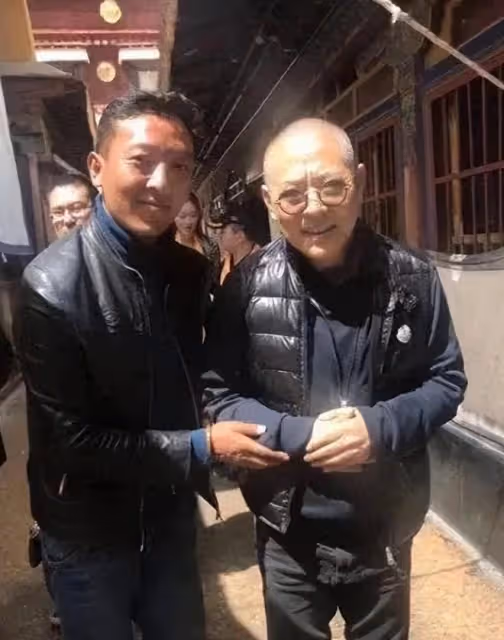 李連杰帶利智禮佛,兩人太有夫妻相,利智手戴佛珠重回顏值巔峰!