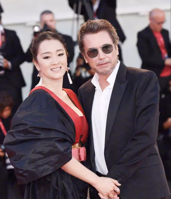 58歲鞏俐現身法國:兩嫁外國人至今未生育,國籍是她最大的遺憾