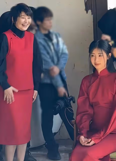 馮小剛養女慶祝母親節,稱徐帆是媽媽更是姐妹,母女感情勝似親生