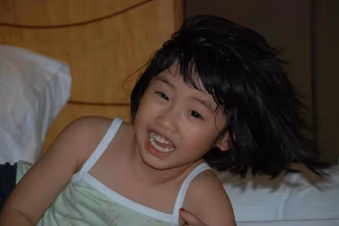 馮小剛養女慶祝母親節,稱徐帆是媽媽更是姐妹,母女感情勝似親生