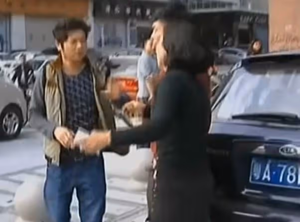 原配帶著女兒當街打罵第三者,丈夫要離婚:我們父女情已盡
