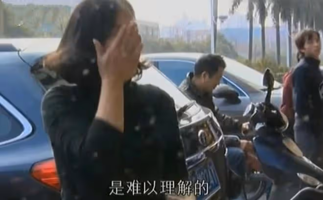 原配帶著女兒當街打罵第三者，丈夫要離婚：我們父女情已盡