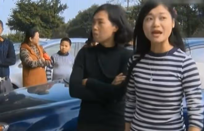 原配帶著女兒當街打罵第三者，丈夫要離婚：我們父女情已盡