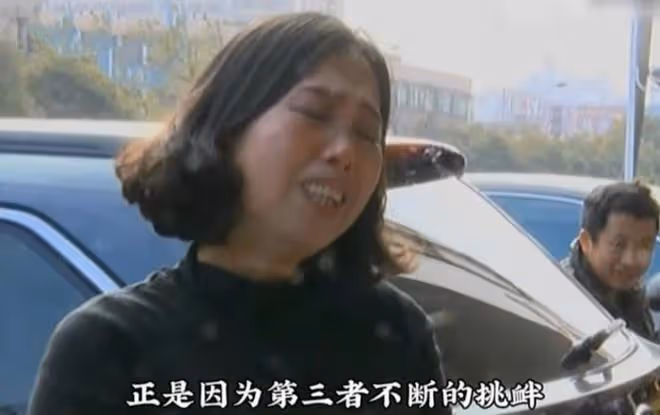 原配帶著女兒當街打罵第三者，丈夫要離婚：我們父女情已盡
