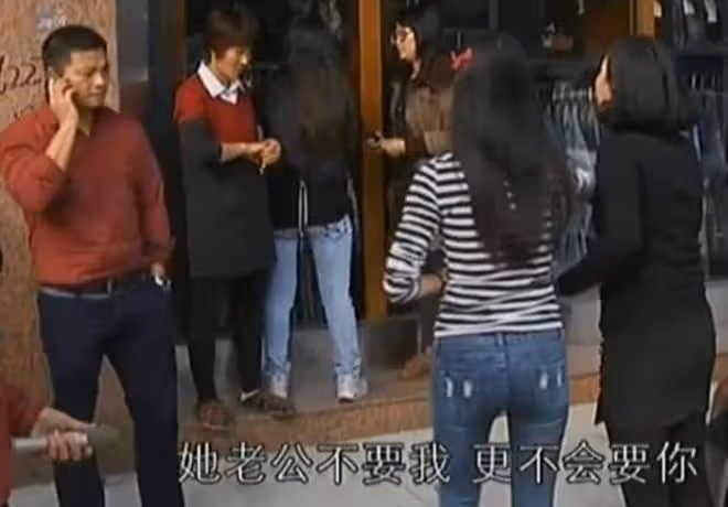 原配帶著女兒當街打罵第三者，丈夫要離婚：我們父女情已盡