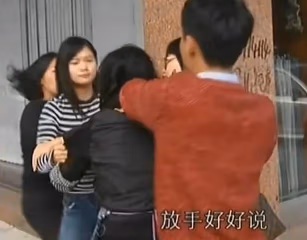 原配帶著女兒當街打罵第三者,丈夫要離婚:我們父女情已盡